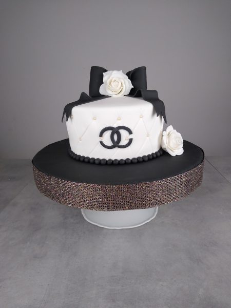 Rosy Cakes | Cake Trends for 2024: What's On The Rise Customised Chanel Nº50 cakes.