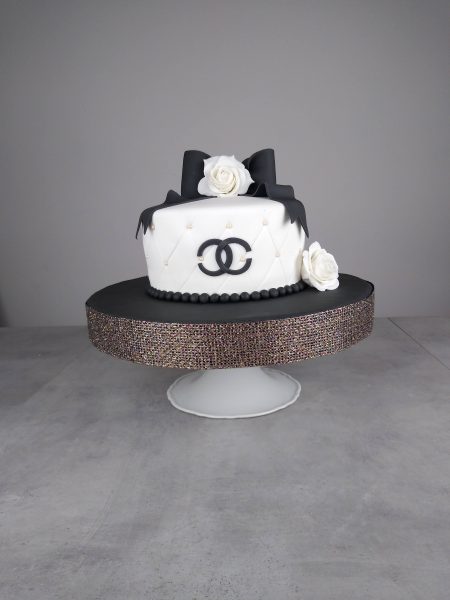 Rosy Cakes | Cake Trends for 2024: What's On The Rise Customised Chanel Nº50 cakes.