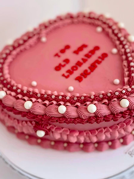 Tarta Corazón Vintage “Too Old for Leonardo DiCaprio”