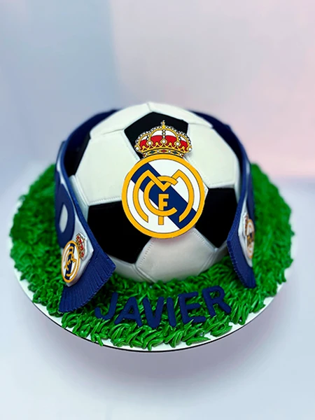 Tarta Real Madrid balón de fútbol con Bufanda en Fondant