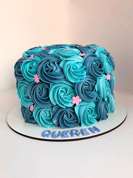 Tarta Lilo y Stitch con Rosetas de Buttercream y Papel de Azúcar