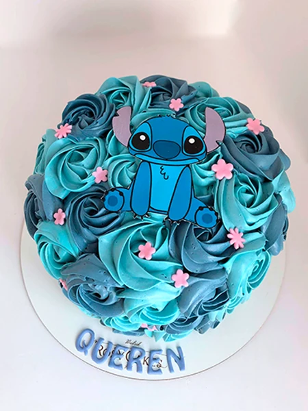 Tarta Lilo y Stitch con Rosetas de Buttercream y Papel de Azúcar