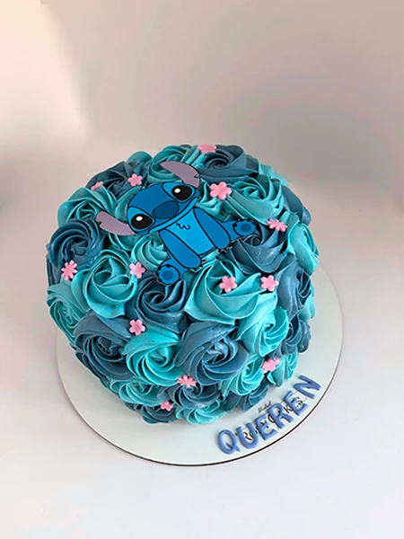 Tarta Lilo y Stitch con Rosetas de Buttercream y Papel de Azúcar