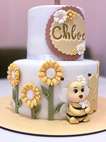 Tarta Abejita con Girasoles de Dos Pisos – Decoración Floral en Fondant