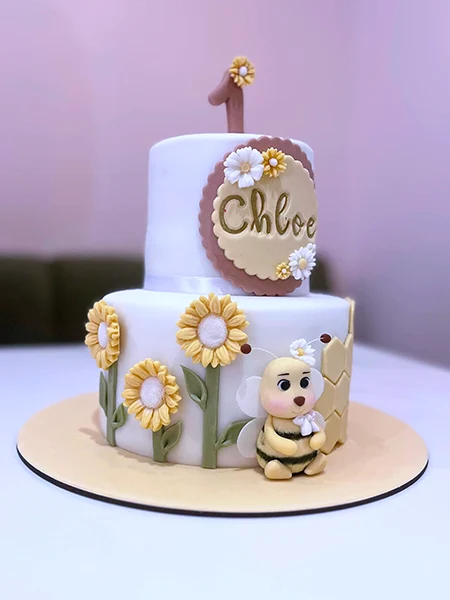 Tarta Abejita con Girasoles de Dos Pisos – Decoración Floral en Fondant