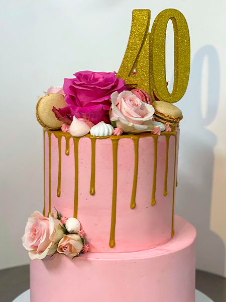 Tarta Rosa Elegante con Drip Dorado y Flores Naturales