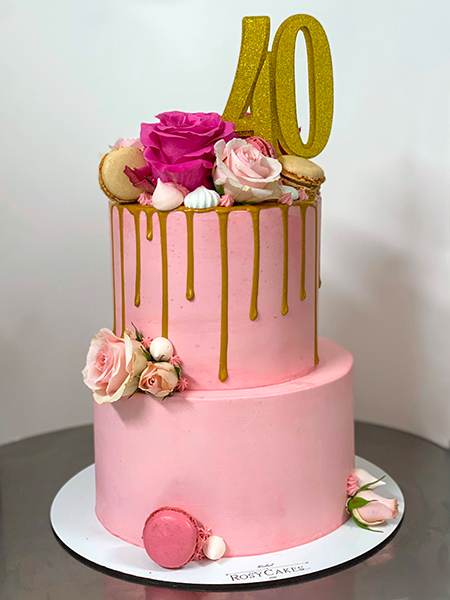 Tarta Rosa Elegante con Drip Dorado y Flores Naturales