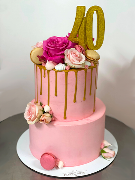 Tarta Rosa Elegante con Drip Dorado y Flores Naturales